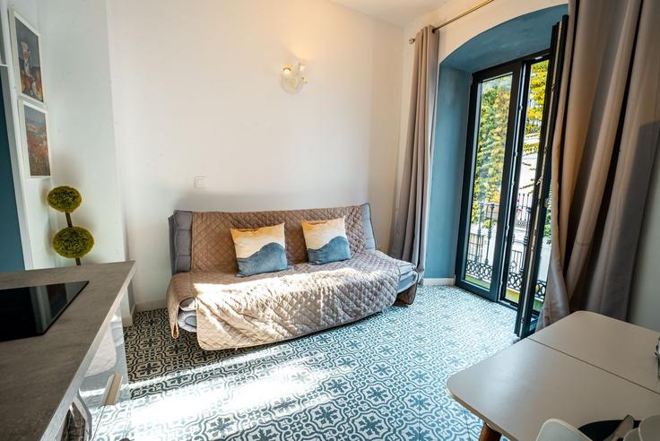 Elegante sala de estar con mobiliario moderno en un apartamento en Building Calle Montenebros - marbella-village - 1344028 en Marbella, Marbella