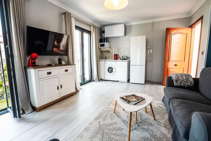 Elegant gestaltetes Wohnzimmer mit moderner Einrichtung in einer Wohnung im Building Calle Montenebros - marbella-village - 1344025 in Marbella, Marbella