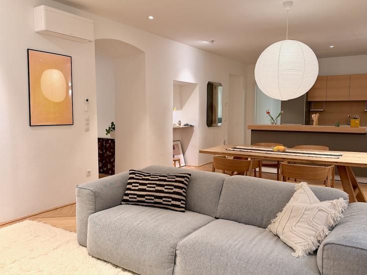 Salle de séjour élégante avec mobilier moderne dans un appartement à Building Wurmsergasse - maria-lee - 1514911 à Vienna, Vienna