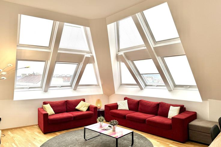 Sala de estar elegantemente projetada com móveis modernos em um apartamento no Building Antonsplatz - maria-lee - 1514905 em Vienna, Vienna