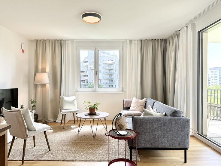 Sala de estar elegantemente projetada com móveis modernos em um apartamento no Building Nippongasse - maria-lee - 1514904 em Vienna, Vienna Sala de estar elegantemente projetada com móveis modernos em um apartamento no Building Nippongasse - maria-lee - 1514904 em Vienna, Vienna