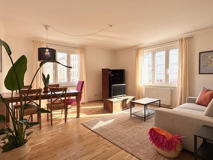 Vienna ViennaのBuilding Ottakringer Straße - maria-lee - 1514909のアパートメントにある、モダンな家具を備えたエレガントなデザインのリビングルーム Vienna ViennaのBuilding Ottakringer Straße - maria-lee - 1514909のアパートメントにある、モダンな家具を備えたエレガントなデザインのリビングルーム