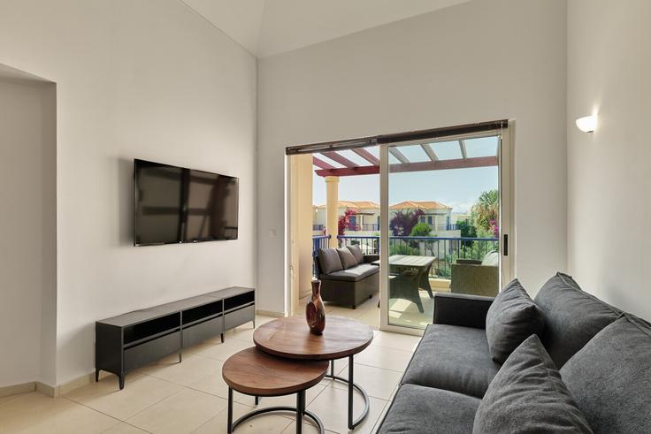 Elegant gestaltetes Wohnzimmer mit moderner Einrichtung in einer Wohnung im Building Aphrodite - markos-management - 1647411 in Maleme, Chania Elegant gestaltetes Wohnzimmer mit moderner Einrichtung in einer Wohnung im Building Aphrodite - markos-management - 1647411 in Maleme, Chania