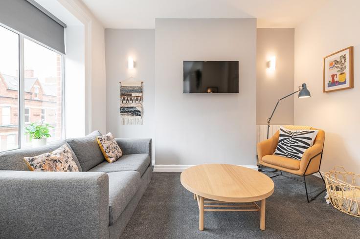 Sala de estar elegantemente projetada com móveis modernos em um apartamento no Building Beechwood Avenue Lower - martin-stafford - 1498552 em Dublin City, Dublin Sala de estar elegantemente projetada com móveis modernos em um apartamento no Building Beechwood Avenue Lower - martin-stafford - 1498552 em Dublin City, Dublin