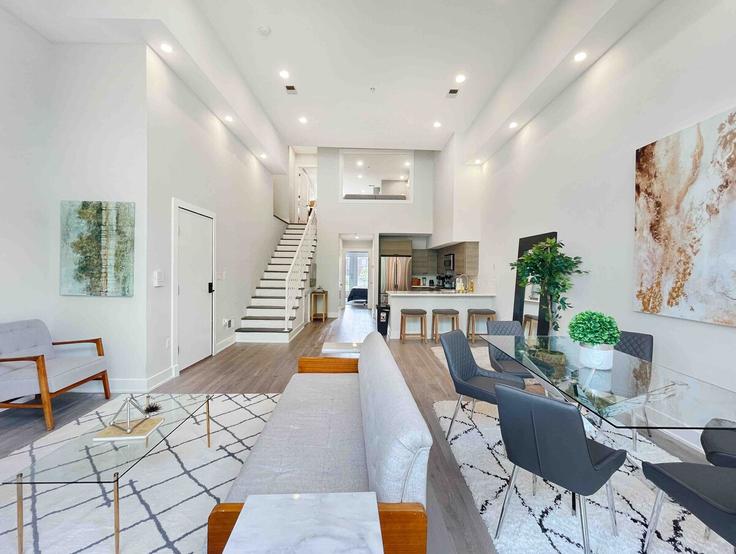 Building Rhode Island Avenue Northwest - marys-stay - 1573088 adresindeki bir dairede modern mobilyalarla zarif bir şekilde tasarlanmış oturma odası Washington, Washington