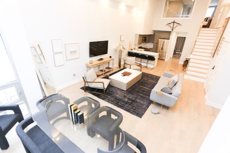 Elegant gestaltetes Wohnzimmer mit moderner Einrichtung in einer Wohnung im Building 12th Street Northwest - marys-stay - 1573076 in Washington, Washington
