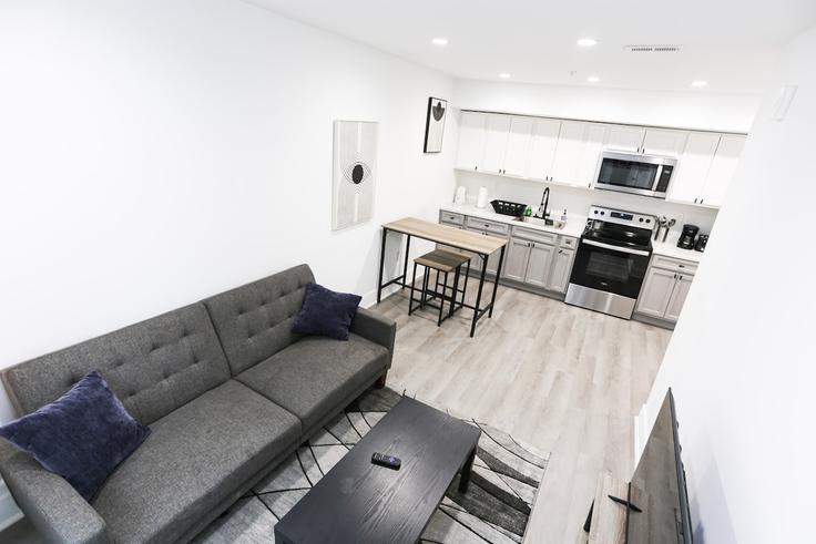 Salle de séjour élégante avec mobilier moderne dans un appartement à Building Georgia Avenue Northwest - marys-stay - 1592285 à Washington, Washington