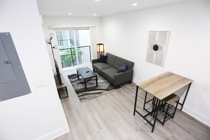 Building Georgia Avenue Northwest - marys-stay - 1592285 adresindeki bir dairede modern mobilyalarla zarif bir şekilde tasarlanmış oturma odası Washington, Washington
