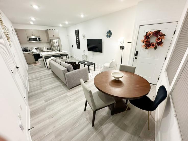Salle de séjour élégante avec mobilier moderne dans un appartement à Building 18th Street Northeast - marys-stay - 1635971 à Washington, Washington Salle de séjour élégante avec mobilier moderne dans un appartement à Building 18th Street Northeast - marys-stay - 1635971 à Washington, Washington