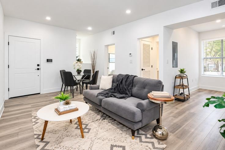 Elegant gestaltetes Wohnzimmer mit moderner Einrichtung in einer Wohnung im Building H Street Northeast - marys-stay - 1573074 in Washington, Washington