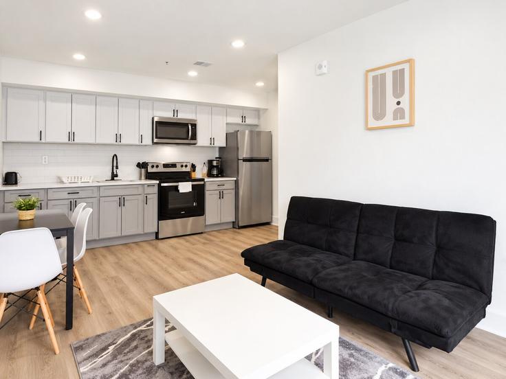 Elegante sala de estar con mobiliario moderno en un apartamento en Building Buchanan Street Northwest - marys-stay - 1573100 en Washington, Washington