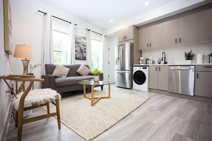Salle de séjour élégante avec mobilier moderne dans un appartement à Building H Street Northeast - marys-stay - 1573093 à Washington, Washington Salle de séjour élégante avec mobilier moderne dans un appartement à Building H Street Northeast - marys-stay - 1573093 à Washington, Washington