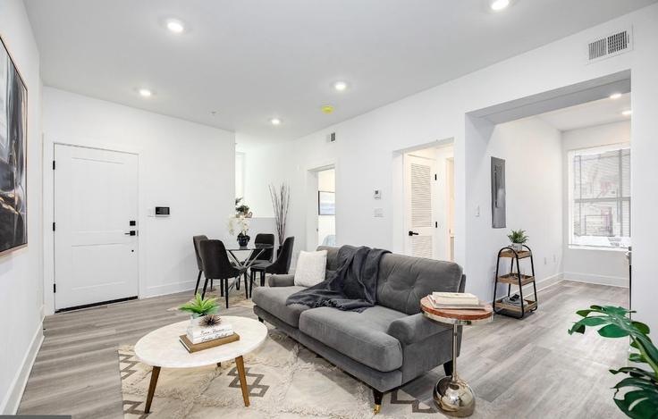 Building H Street Northeast - marys-stay - 1573074 adresindeki bir dairede modern mobilyalarla zarif bir şekilde tasarlanmış oturma odası Washington, Washington