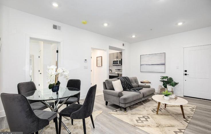 Sala de estar elegantemente projetada com móveis modernos em um apartamento no Building H Street Northeast - marys-stay - 1573074 em Washington, Washington Sala de estar elegantemente projetada com móveis modernos em um apartamento no Building H Street Northeast - marys-stay - 1573074 em Washington, Washington