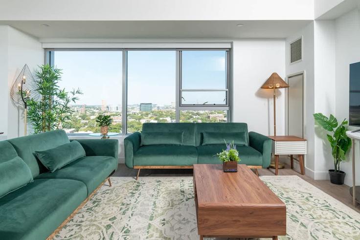 Salle de séjour élégante avec mobilier moderne dans un appartement à Building Massachusetts Avenue - massliving - 1252100 - BOS à Cambridge, Cambridge Salle de séjour élégante avec mobilier moderne dans un appartement à Building Massachusetts Avenue - massliving - 1252100 - BOS à Cambridge, Cambridge