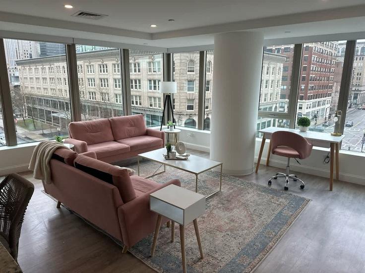 Building Washington Street - massliving - 1252103 - BOS adresindeki bir dairede modern mobilyalarla zarif bir şekilde tasarlanmış oturma odası Boston, Boston Building Washington Street - massliving - 1252103 - BOS adresindeki bir dairede modern mobilyalarla zarif bir şekilde tasarlanmış oturma odası Boston, Boston