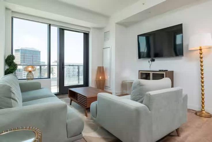 Salle de séjour élégante avec mobilier moderne dans un appartement à Building Traveler Street - massliving - 1533536 à Boston, Boston Salle de séjour élégante avec mobilier moderne dans un appartement à Building Traveler Street - massliving - 1533536 à Boston, Boston