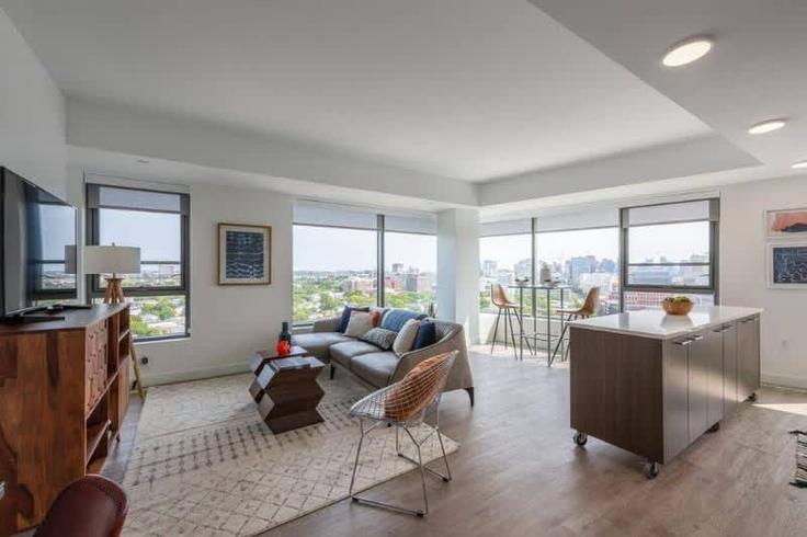 Elegant gestaltetes Wohnzimmer mit moderner Einrichtung in einer Wohnung im Building Western Avenue - massliving - 1596479 in Boston, Boston Elegant gestaltetes Wohnzimmer mit moderner Einrichtung in einer Wohnung im Building Western Avenue - massliving - 1596479 in Boston, Boston