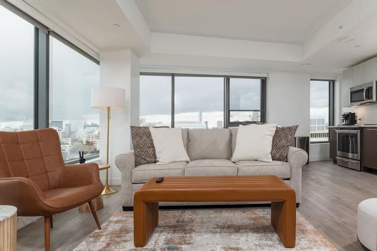 Elegante sala de estar con mobiliario moderno en un apartamento en Building Cambridge Street - massliving - 1596481 en Boston, Boston