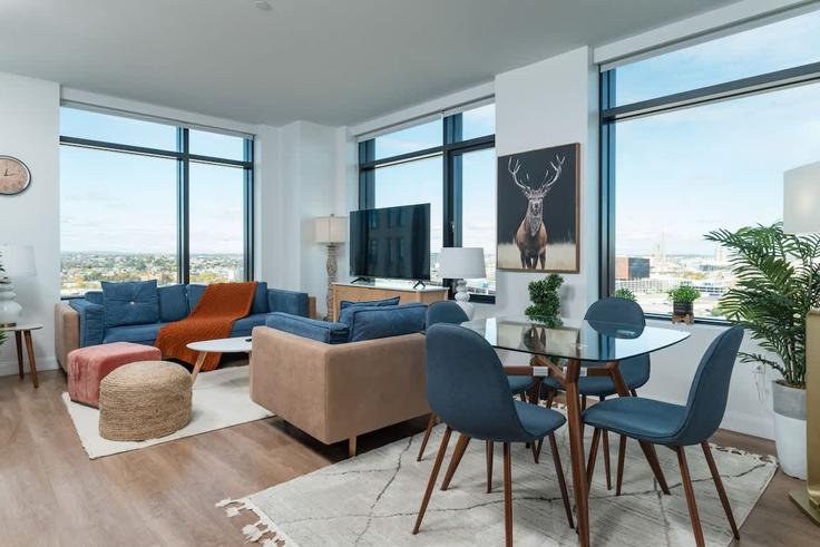 Elegante sala de estar con mobiliario moderno en un apartamento en Building Traveler Street - massliving - 1596470 en Boston, Boston