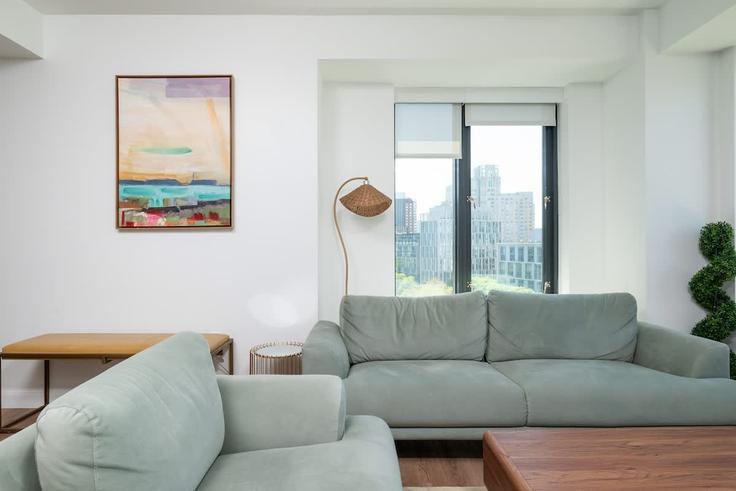 Elegant gestaltetes Wohnzimmer mit moderner Einrichtung in einer Wohnung im Building Western Avenue - massliving - 1596469 in Boston, Boston Elegant gestaltetes Wohnzimmer mit moderner Einrichtung in einer Wohnung im Building Western Avenue - massliving - 1596469 in Boston, Boston