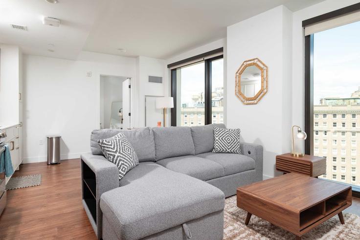 Elegante sala de estar con mobiliario moderno en un apartamento en Building Stuart Street - massliving - 1252095 - BOS en Boston, Boston