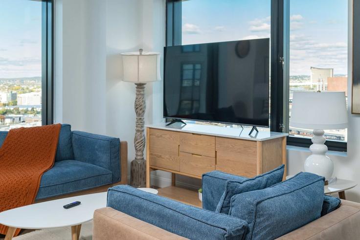 Building Foley Street - massliving - 1322144 adresindeki bir dairede modern mobilyalarla zarif bir şekilde tasarlanmış oturma odası Somerville, Somerville