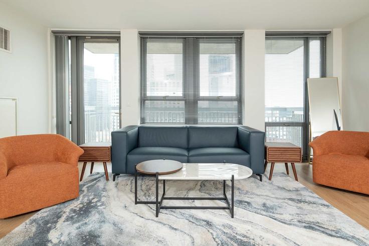 Salle de séjour élégante avec mobilier moderne dans un appartement à Building Washington Street - massliving - 1322145 à Boston, Boston