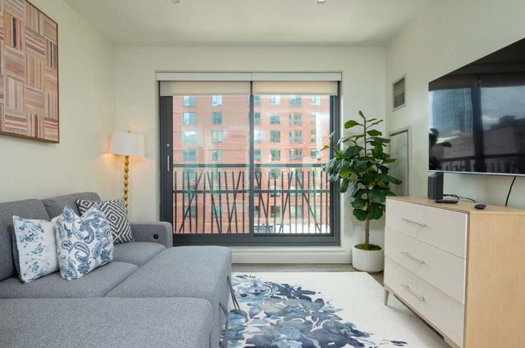 Salle de séjour élégante avec mobilier moderne dans un appartement à Building Boylston Street - massliving - 1533538 à Boston, Boston