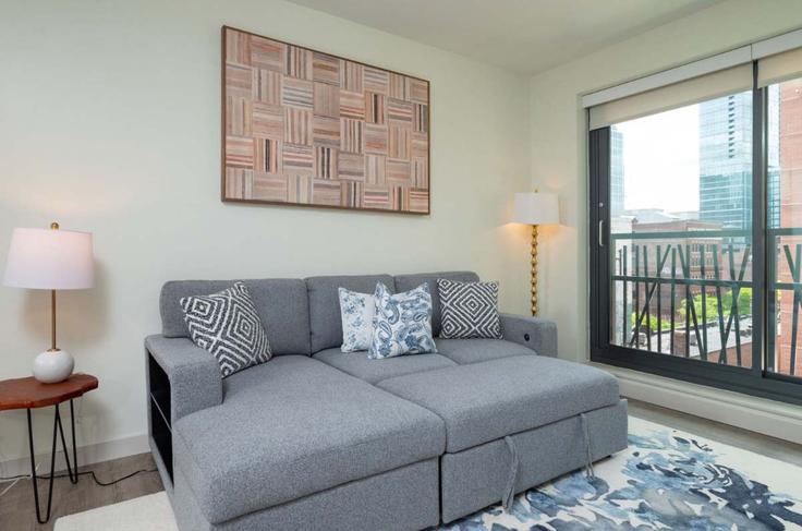Elegant gestaltetes Wohnzimmer mit moderner Einrichtung in einer Wohnung im Building Boylston Street - massliving - 1533538 in Boston, Boston Elegant gestaltetes Wohnzimmer mit moderner Einrichtung in einer Wohnung im Building Boylston Street - massliving - 1533538 in Boston, Boston