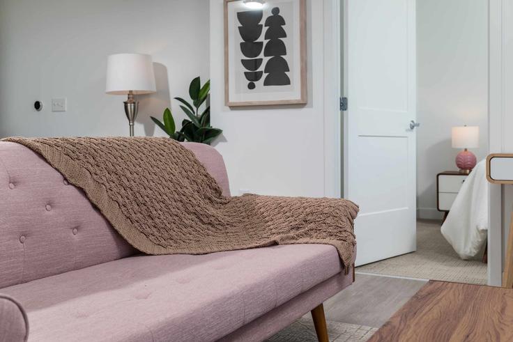 Sala de estar elegantemente projetada com móveis modernos em um apartamento no Building Western Avenue - massliving - 1596468 em Boston, Boston Sala de estar elegantemente projetada com móveis modernos em um apartamento no Building Western Avenue - massliving - 1596468 em Boston, Boston