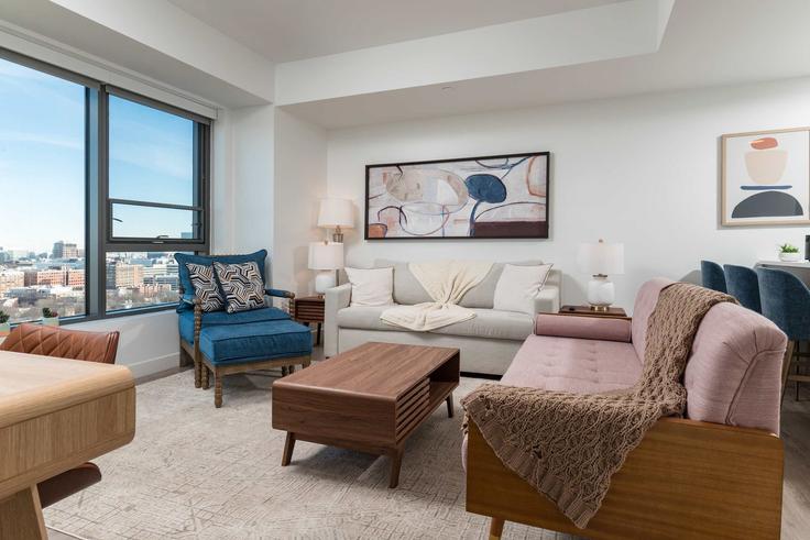 Elegant gestaltetes Wohnzimmer mit moderner Einrichtung in einer Wohnung im Building Western Avenue - massliving - 1596468 in Boston, Boston Elegant gestaltetes Wohnzimmer mit moderner Einrichtung in einer Wohnung im Building Western Avenue - massliving - 1596468 in Boston, Boston