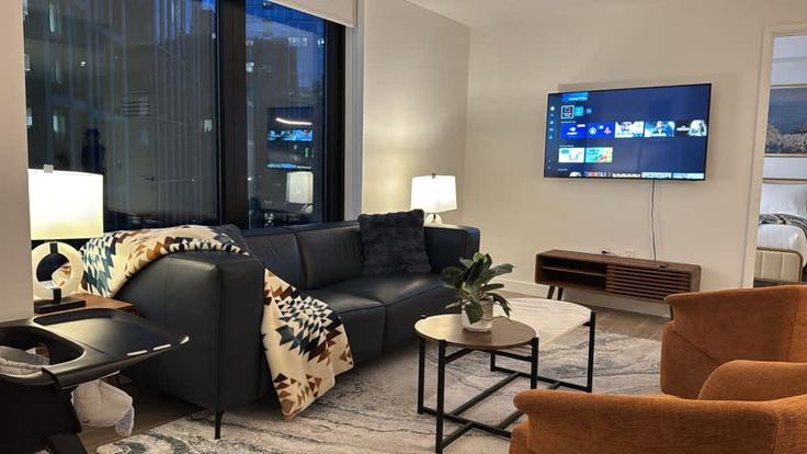 Building Foley Street - massliving - 1327619 adresindeki bir dairede modern mobilyalarla zarif bir şekilde tasarlanmış oturma odası Somerville, Somerville Building Foley Street - massliving - 1327619 adresindeki bir dairede modern mobilyalarla zarif bir şekilde tasarlanmış oturma odası Somerville, Somerville
