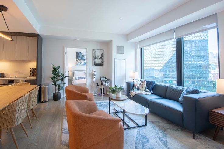 Elegant gestaltetes Wohnzimmer mit moderner Einrichtung in einer Wohnung im Building Foley Street - massliving - 1327619 in Somerville, Somerville Elegant gestaltetes Wohnzimmer mit moderner Einrichtung in einer Wohnung im Building Foley Street - massliving - 1327619 in Somerville, Somerville