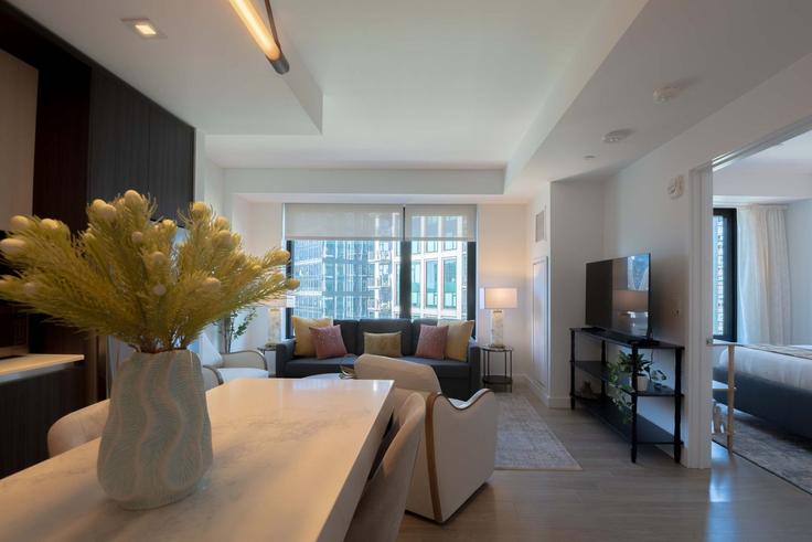 Building Foley Street - massliving - 1327620 adresindeki bir dairede modern mobilyalarla zarif bir şekilde tasarlanmış oturma odası Somerville, Somerville Building Foley Street - massliving - 1327620 adresindeki bir dairede modern mobilyalarla zarif bir şekilde tasarlanmış oturma odası Somerville, Somerville