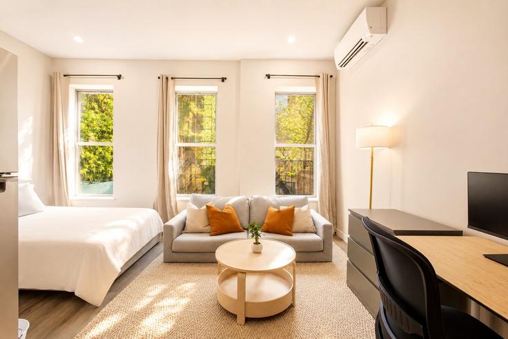 Elegant gestaltetes Wohnzimmer mit moderner Einrichtung in einer Wohnung im Building West 48th Street - matsuri-technologies-inc - 1571311 in Manhattan, New York