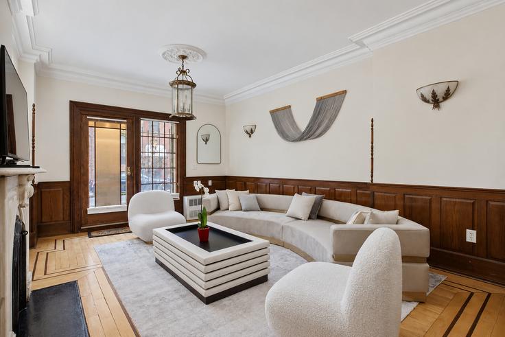 Sala de estar elegantemente projetada com móveis modernos em um apartamento no Building East 52nd Street - max-lux-rentals - 1541850 em Manhattan, New York