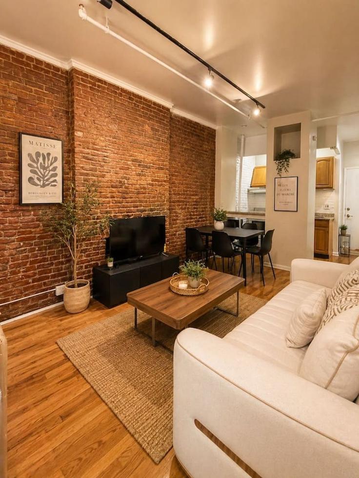 Sala de estar elegantemente projetada com móveis modernos em um apartamento no Building West 15th Street - max-lux-rentals - 1541841 em Manhattan, New York Sala de estar elegantemente projetada com móveis modernos em um apartamento no Building West 15th Street - max-lux-rentals - 1541841 em Manhattan, New York