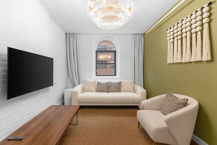 Sala de estar elegantemente projetada com móveis modernos em um apartamento no Building West 15th Street - max-lux-rentals - 1541846 em Manhattan, New York Sala de estar elegantemente projetada com móveis modernos em um apartamento no Building West 15th Street - max-lux-rentals - 1541846 em Manhattan, New York
