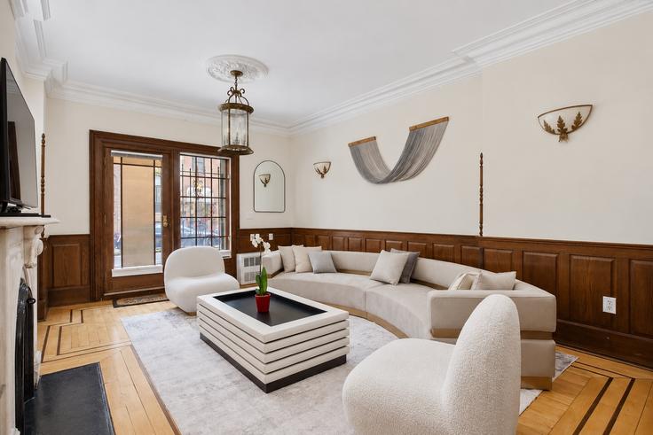Sala de estar elegantemente projetada com móveis modernos em um apartamento no Building East 52nd Street - max - 1541919 em Manhattan, New York
