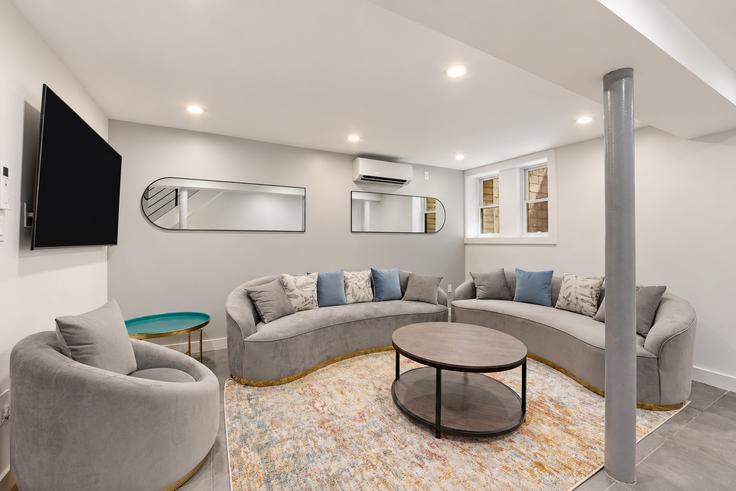 Sala de estar elegantemente projetada com móveis modernos em um apartamento no Building West 182nd Street - max - 1625952 em Manhattan, New York