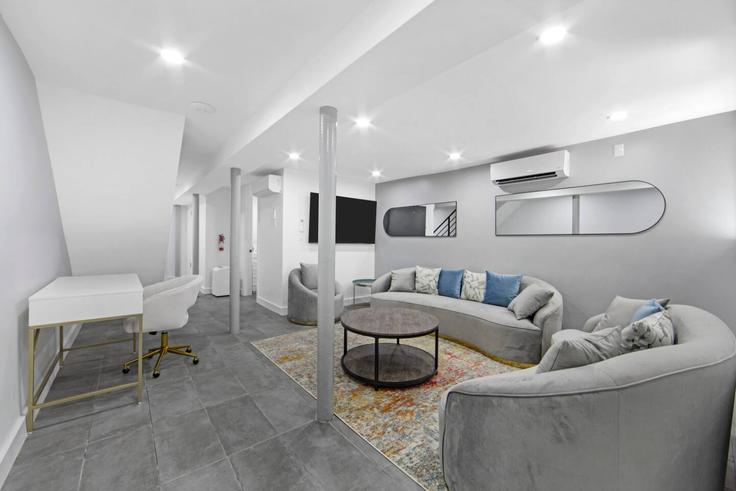 Building West 182nd Street - max - 1316449 adresindeki bir dairede modern mobilyalarla zarif bir şekilde tasarlanmış oturma odası Manhattan, New York