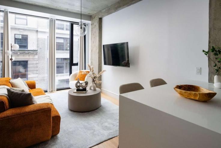 Salle de séjour élégante avec mobilier moderne dans un appartement à Building West 26th Street - max - 1316452 - NYC à Manhattan, New York