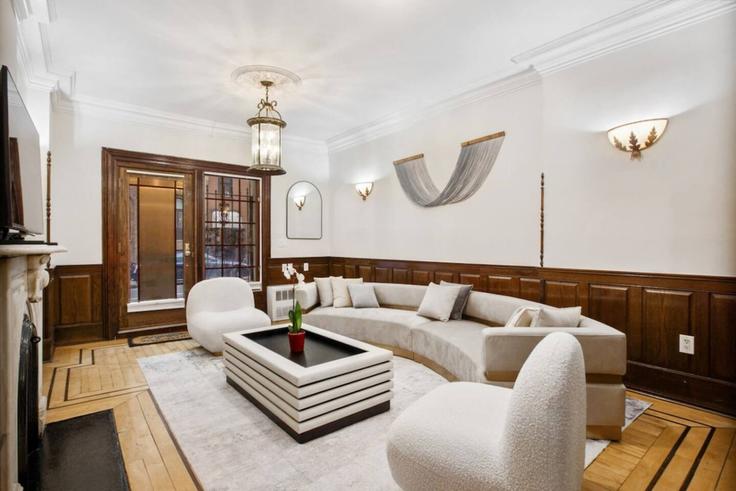 Elegant gestaltetes Wohnzimmer mit moderner Einrichtung in einer Wohnung im Building East 52nd Street - max - 1541919 in Manhattan, New York