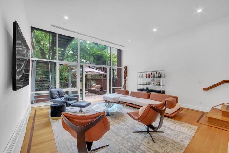 Sala de estar elegantemente projetada com móveis modernos em um apartamento no Building Lexington Avenue - max - 1541920 em Manhattan, New York
