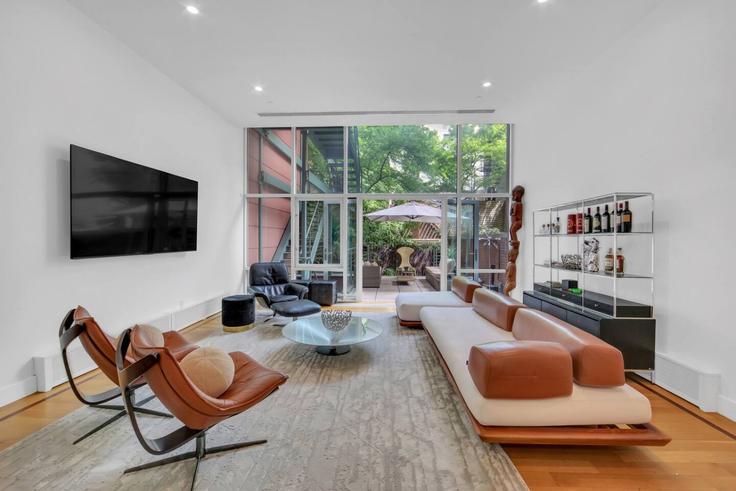 Elegante sala de estar con mobiliario moderno en un apartamento en Building Lexington Avenue - max - 1541920 en Manhattan, New York