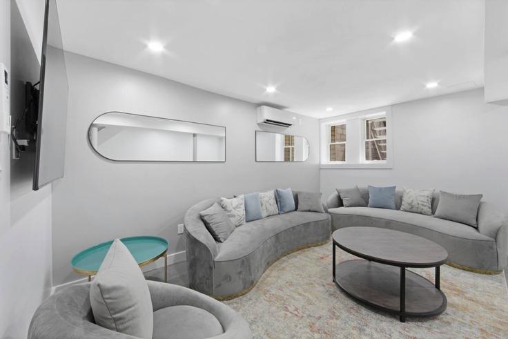 Elegant gestaltetes Wohnzimmer mit moderner Einrichtung in einer Wohnung im Building West 182nd Street - max - 1621692 in Manhattan, New York