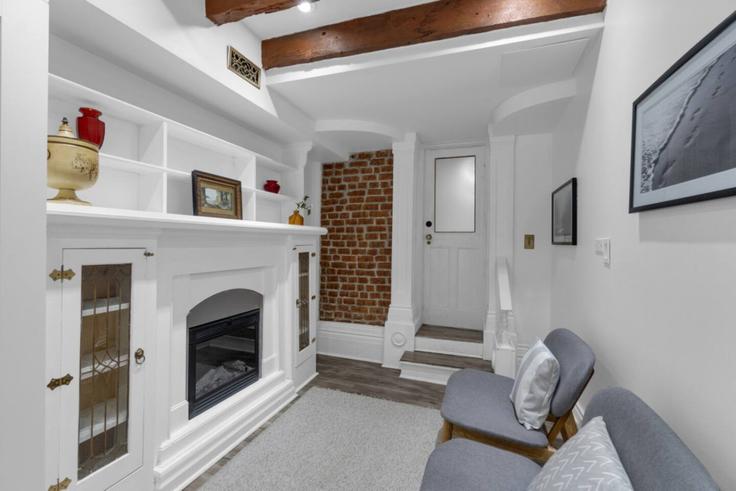 Elegante sala de estar con mobiliario moderno en un apartamento en Building McGill Street - maxima-properties - 1403743 en Old Toronto, Toronto