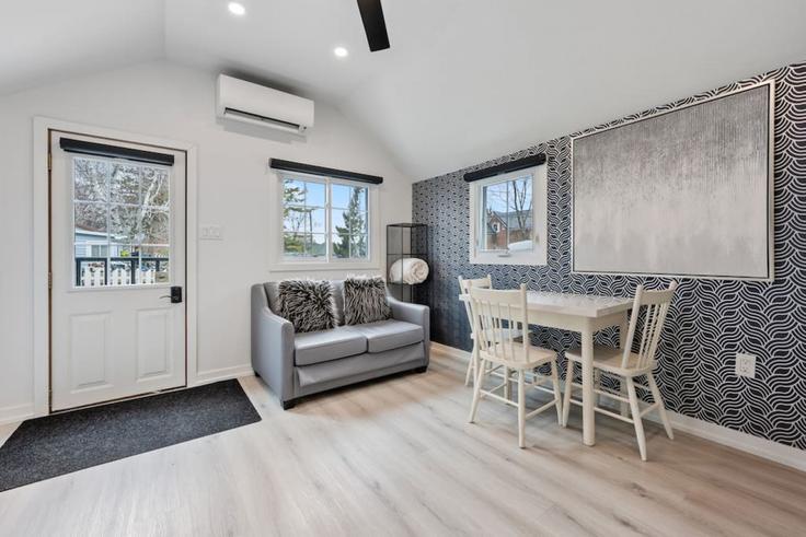 Salle de séjour élégante avec mobilier moderne dans un appartement à Building Water Street - maxima-properties - 1403745 à Port Dover, Port Dover