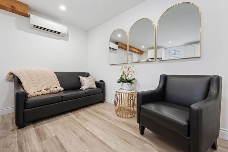 Elegant gestaltetes Wohnzimmer mit moderner Einrichtung in einer Wohnung im Building Water Street - maxima-properties - 1403747 in Port Dover, Port Dover